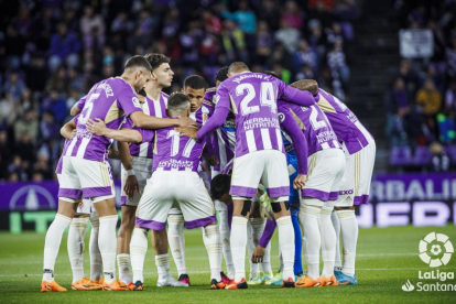 Jugadores del Real Valladolid hacen una piña en el duelo ante el Barcelona / LA LIGA