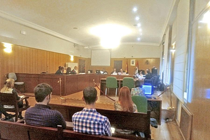 Juicio celebrado ayer en la Audiencia contra el constructor José Ángel R.E, y el bancario Rafael Ramón R.G .-E. M.