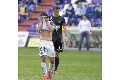 Jonathan Pereira se tapa la cara con la camiseta ante el Núñez, jugador del Albacete, con Rubi observando al fondo-José C. Castillo