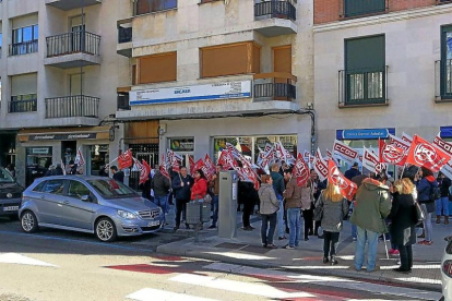 Manifestación de los sindicatos a la puerta de la sede de la Asociación de Hostelería.-EL MUNDO