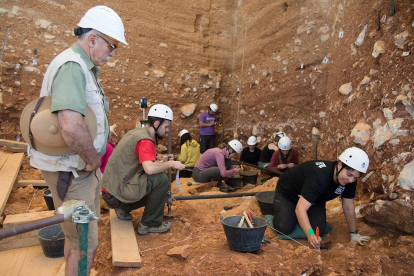 El coodirector de los Yacimientos de Atapuerca, Eudald Carbonell, observa los trabajos en el yacimiento de Gran Dolina.-ICAL