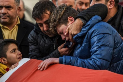Unos familiares lloran la pérdida de una de las víctimas del club Reina en Estambul.-OZAN KOSE