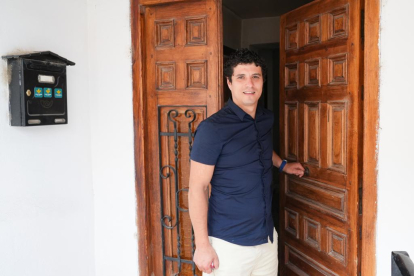 El Ayuntamiento de Valbuena agracia a Alfonso como ganador del concurso de la 'Casa del Médico'.- J.M. LOSTAU