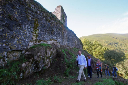 El director general de Patrimonio Cultural, Enrique Saiz (I), visita la rehabilitación llevada a cabo en el Castillo de Sarracín en la localidad de Vega de Valcarce (León)-Ical