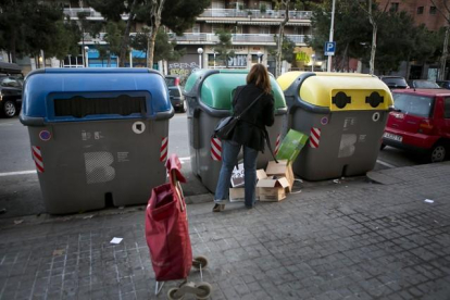 Una mujer deposita residuos en contenedores, imagen de archivo.- E.M.