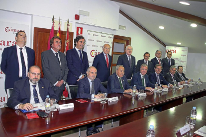 Presidentes de Cámaras con Silván en el último pleno del Consejo Regional de Cámaras celebrado en León.-ICAL