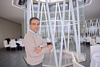 Abel Buezo, en el restaurante que completa la oferta enoturística de Bodegas Buezo, en Mahamud.-