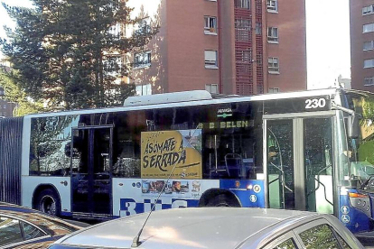 Autobús de la línea 8 de Valladolid, con la imagen promocional del turismo de Serrrada.-EL MUNDO