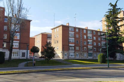 Barrio Cuatro de Marzo de Valladolid, donde se producía el choque del coche del detenido contra el de su pareja.-E. M.