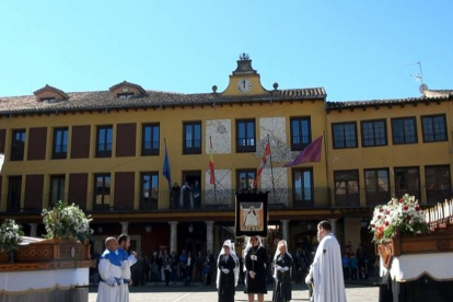 Encuentro entre el Cristo Resucitado y la Virgen de la Alegría en la plaza Mayor de Tordesillas-C. T.