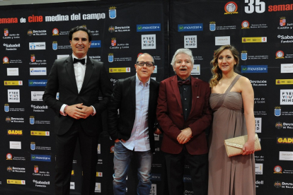 Óscar de la Fuente, Emiliano Allende, el alcalde de Medina del Campo y la concejala de Cultura en la inauguración de la Semana de Cine de Medina del Campo. -ICAL