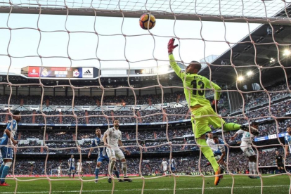 Nacho marca uno de los siete goles del Madrid durante el partido contra el Deportivo en el Bernabéu, de la jornada 20ª.-RODRIGO JIMÉNEZ / EFE
