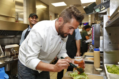 El cocinero Javier García Peña prepara su creación en uno de los restaurantes-Ical