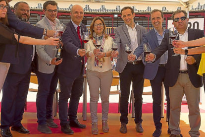 Felipe Nalda, Tomás del Bien,  Jorge Llorente, Mayte Martín Pozo y otras autoridades, en la Feria del Vino de Toro.-ICAL