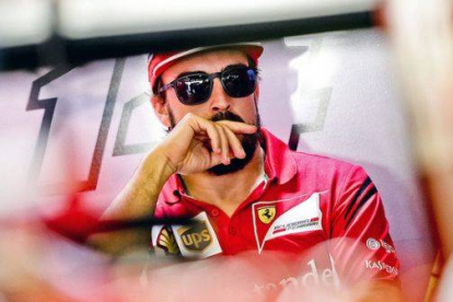 Fernando Alonso, en el box de Ferrari, en Abu Dabi.-Foto: EFE / SRDJAN SUKI