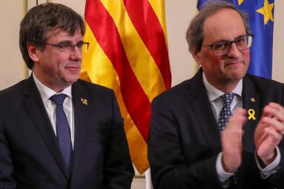 Carles Puigdemont y Quim Torra, este lunes, durante su acto en Bruselas.-EFE / STEPHANIE LECOCQ