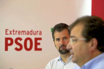 Luis Tudanca observa la intervención de Guillermo Fernández Vara, durante su encuentro en Mérida.-ICAL