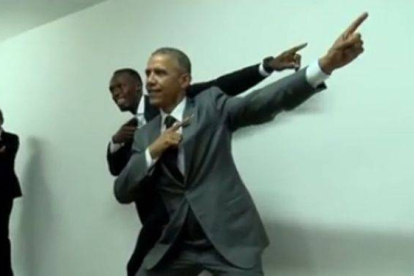 Obama alaba a Bolt y le pide que le enseñe la postura del relámpago.-