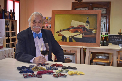 Juan Antonio Fernández, sentado en la sala de visitas de la bodega Liberalia, con su colección de pajaritas.-