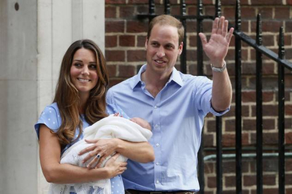 Guillermo y Catalina, con el príncipe Jorge recién nacido en brazos, el 23 de julio del 2013, a la salida del hospital, en Londres.-Foto: STEFAN WERMUTH / REUTERS