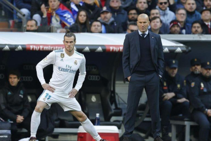 Bale y Zidane, poco antes de la entrada del galés en el campo.-PAUL WHITE / AP