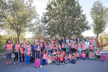 Alumnos y profesores del colegio de Portillo posan ayer con el presidente de la Diputación de Valladolid,Jesús Julio Carnero.-EL MUNDO