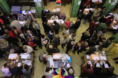 Votaciones en el colegio Escola Casas en el Clot, Barcelona.-FERRAN NADEU