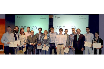 El consejero de Economía y Empleo, Tomás Villanueva y el presidente de CLH, José Luis López, junto a los premiados.-ICAL