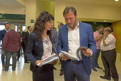 La concejala Ana Redondo y el alcalde, Óscar Puente, con el nuevo Plan Estratégico de Turismo de la Ciudad de Valladolid, presentado ayer.-J. M. LOSTAU