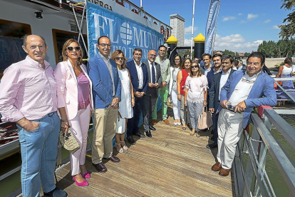 Todo el equipo del Partido Popular en la Diputación de Valladolid a la entrada de la caseta de El Mundo en el barco ‘La Leyenda del Pisuerga’.
