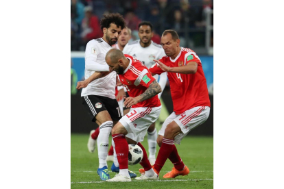 Mohamed Salah trata de arrebatarle el balón a Fedor Kudryashov-GEORGI LICOVSKI