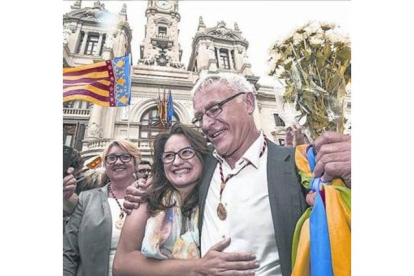 Mónica Oltra y Joan Ribó, frente al Ayuntamiento de Valencia.-Foto: MIGUEL LORENZO