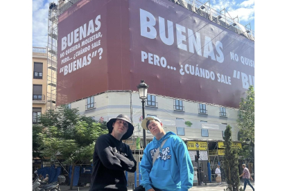 Promoción del nuevo single 'Buenas' con una lona en Madrid- INSTAGRAM QUEVEDO Y SAIKO