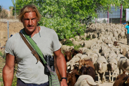Rubén Gutiérrez, un pastor trashumante con 2.000 ovejas que atraviesa Valladolid para llegar a Madrid. -PHOTOGENIC