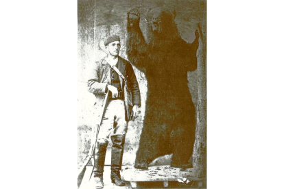 El doctor Ayestarán, de Barruelo de Santullán, con su oso, en una imagen de finales del siglo XIX; a la derecha, portada del libro.-ARCHIVO DE FERNANDO CUEVAS