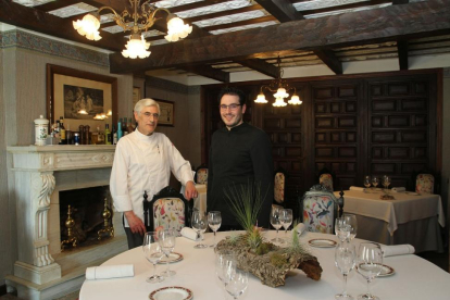 José Antonio Rayón y su hijo Álvaro en el comedor del restaurante.-BRÁGIMO