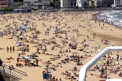 La playa El Sardinero en Santander copada de bañistas durante el verano en una imagen de archivo.- E. PRESS