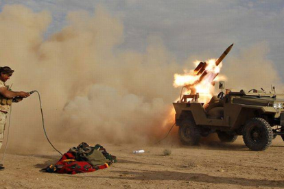Un miliciano chií dispara un lanzacohetes contra posiciones del Estado Islámico en los alrededores de Tikrit, este domingo.-Foto: REUTERS / THAIER AL-SUDANI