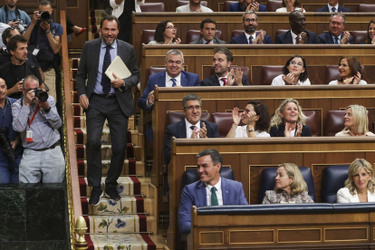 Óscar Puente comparece en el Congreso de los Diputados con unas zapatillas. -ÓSCAR PUENTE
