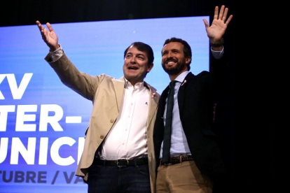 El presidente nacional del PP, Pablo Casado, y el presidente del PP en Castilla y León, Alfonso Fernández Mañueco, en la XXV Intermunicipal del Partido Popular.-ICAL