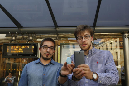 Roberto Martín y Francisco Ildefonso Domínguez, investigadores de la Universidad Pontificia de Salamanca, en una parada de autobús de la ciudad del Tormes.-REPORTAJE GRÁFICO: ENRIQUE CARRASCAL