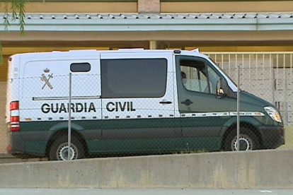 Una furgoneta de la Guardia Civil transporta al exconsejero madrileño Francisco Granados y su amigo y socio David Marjaliza a la prisión de Soto del Real.-Foto: EFE
