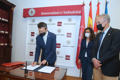 Javier Castán Lanaspa tomando posesión junto al rector de la UVa Antonio Largo y la secretaria general, Helena Villarejo . / E.M.