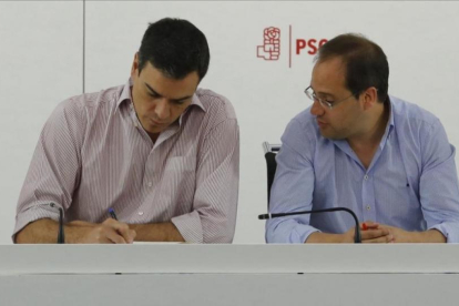 Pedro Sánchez y César Luena, este lunes durante la reunión de la ejecutiva del PSOE.-AGUSTÍN CATALÁN