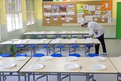 Una trabajadora prepara las mesas en un comedor escolar de la capital.-PABLO REQUEJO