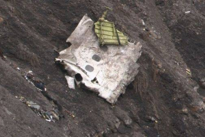 Un pedazo del A320 correspondiente a las ventanillas del avión que se ha estrellado en los Alpes.-Foto: DENIS BOIS / AFP