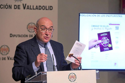 El presidente de la Diputación de Valladolid, Jesús Julio Carnero, durante la presentación del programa de Fitur.-ICAL