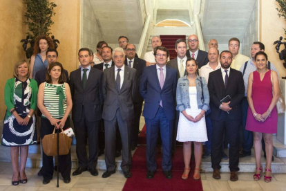 El alcalde de Salamanca, Alfonso Fernández Mañueco, presidió la reunión constitutiva de la Mesa del Pacto Local por el Empleo. En la imagen la foto de grupo de los integrantes de la mesa-Ical