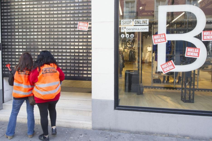 Integrantes de un piquete ante una tienda de ropa de Burgos.-ISRAEL L. MURILLO
