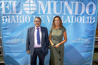 Juan José García (PSA Retail) y Sara Gil (El Mundo de Valladolid).